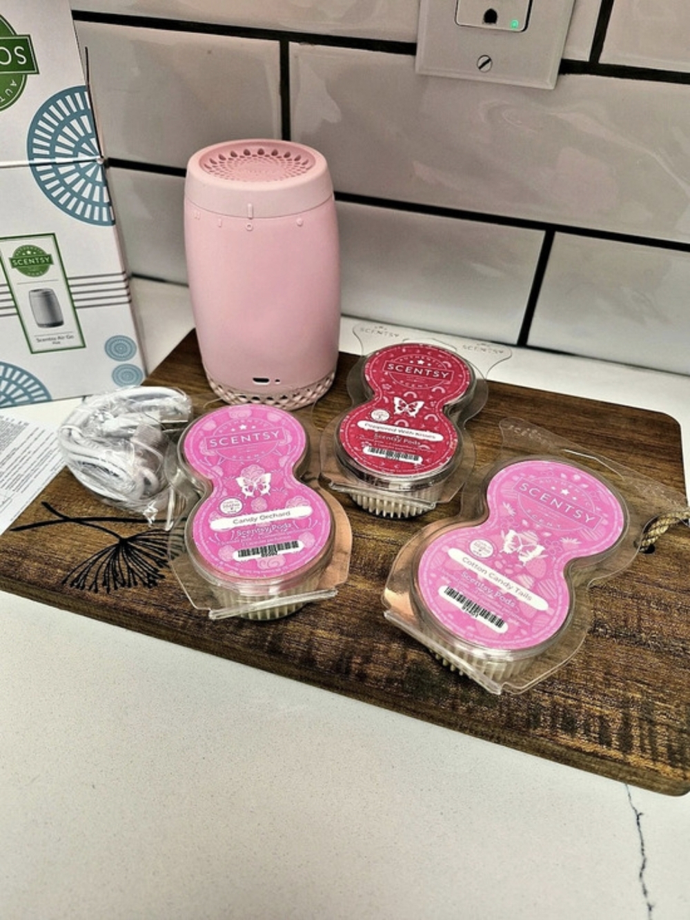 SCENTSY Air Go Portable Fragrance Diffuser And Pods Pink NWT